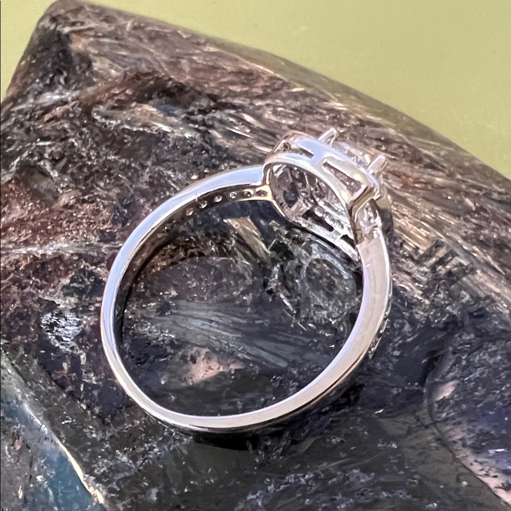 Gorgeous 1ct Moissanite Ring - Size 8 - Picture 3 of 7